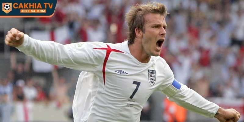 Top 5 cầu thủ Anh nổi tiếng nhất lịch sử bóng đá 3 David Beckham nổi tiếng nhờ kỹ thuật sút phạt đỉnh cao